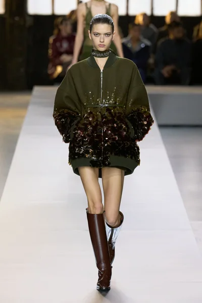 Look 10